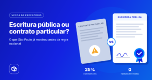 Banner em fundo azul com o título “Escritura pública ou contrato particular?”. A arte compara dois modelos de formalização para venda de precatório: um contrato particular com símbolo de alerta e uma escritura pública com selo de aprovação. Entre os documentos há um indicador “VS”, destacando a comparação entre as opções.